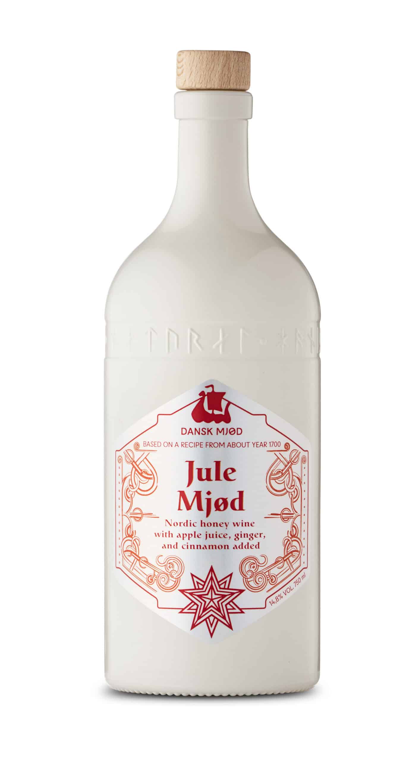 Houten fles voor Jule Mjød met traditionele Scandinavische design, alcoholvrije honingwijn met appeltjes, gember en kaneel, perfect voor feestdagen en winterse tradities.
