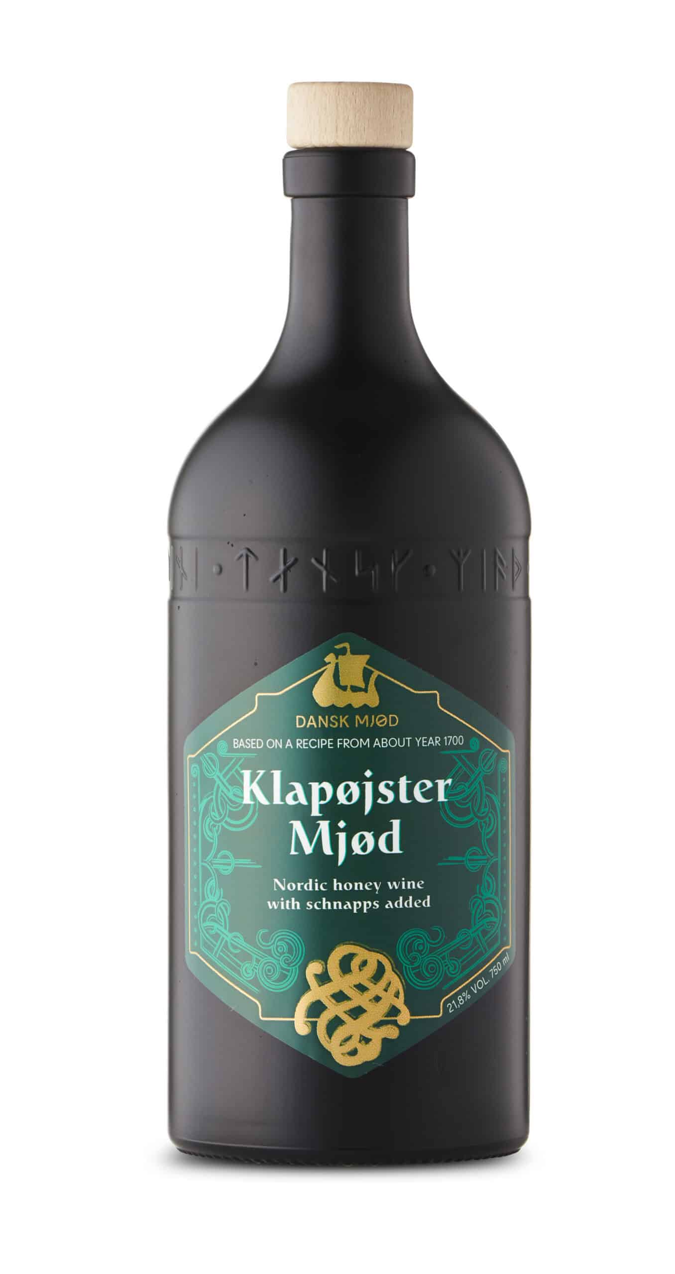 Zwarte fles met houten dop met label voor Klapoester Mjød, een Scandinavische honingwijn met schnaps. Traditioneel alcoholisch drankje gebaseerd op recepten uit 1700, met aromatische kruiden en honing.