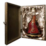 Een luxueus fleslikeur in een houten geschenkdoos, omgeven door zijdeachtige satin voering, ideaal als geschenk of verzamelobject.