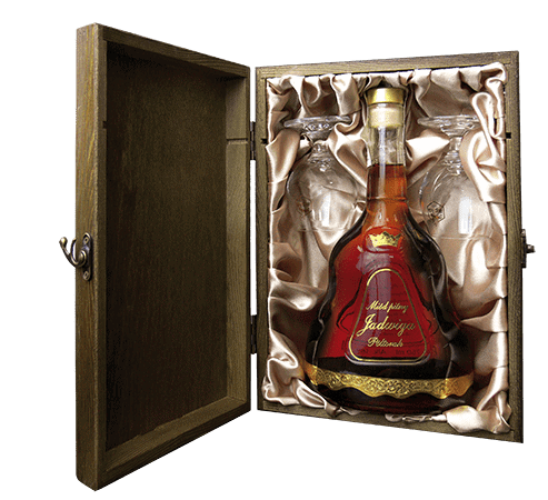 Een luxueus fleslikeur in een houten geschenkdoos, omgeven door zijdeachtige satin voering, ideaal als geschenk of verzamelobject.