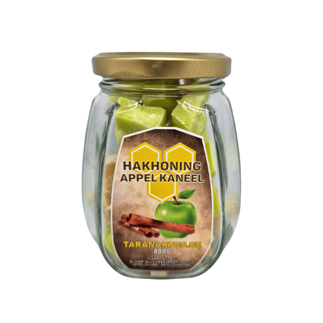 Frisse appel-kaneelhoning snoepjes in glazen pot met gouden deksel, geschikt voor natuurlijke snacks en zoetigheden.