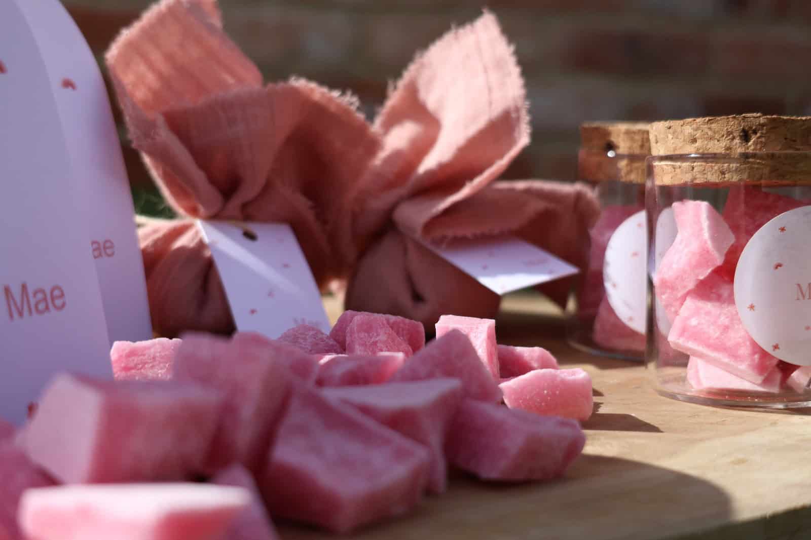 Kleurrijk assortiment handgemaakte marsepein en suikergoed van Taranartos, perfect voor feestdagen en traktaties.