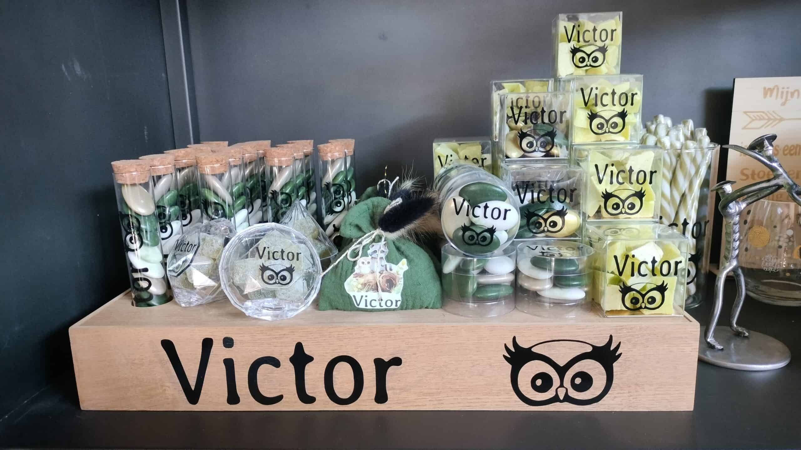 - kleurrijke snoepjes met owl-logo en gepersonaliseerde verpakking voor kinderen, geschikt voor verjaardagsfeestjes, traktaties of bedankjes.