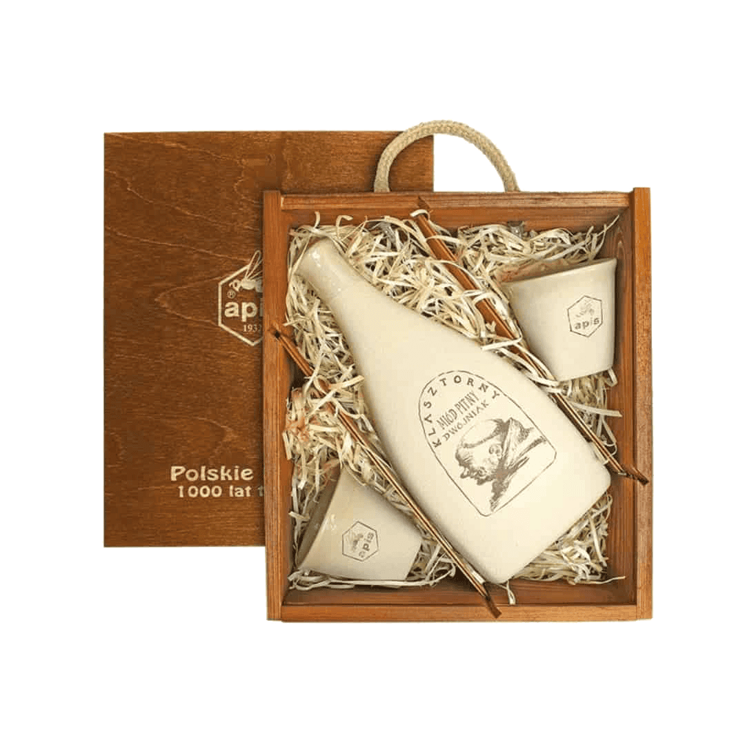 Houten set met traditionele kruidenlikeur en bijpassende kopje, verpakt in natuurlijke crate, perfect voor cadeaus en gezelligheid.