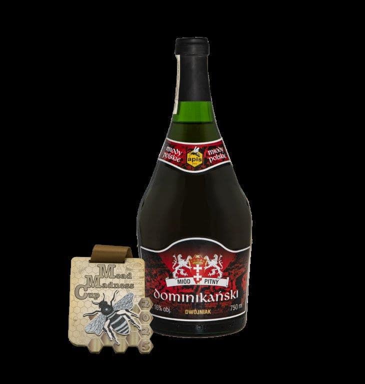 Geurige fles Dominicana honinglikeur met label en bijbehorende spelkaart op zwart achtergrond.