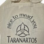 Stijlvolle tote bag met design en tekst "Nice to med you" en het logo van Taranartos, perfect voor casual gebruik en het promoten van lokale kunst en cultuur.